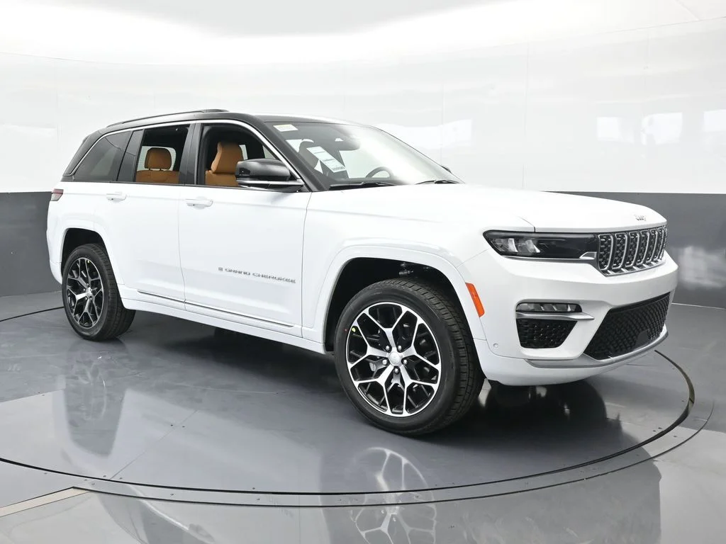 New 2025 Bright White Clear-Coat Exterior Paint Jeep Summit Reserve image 7