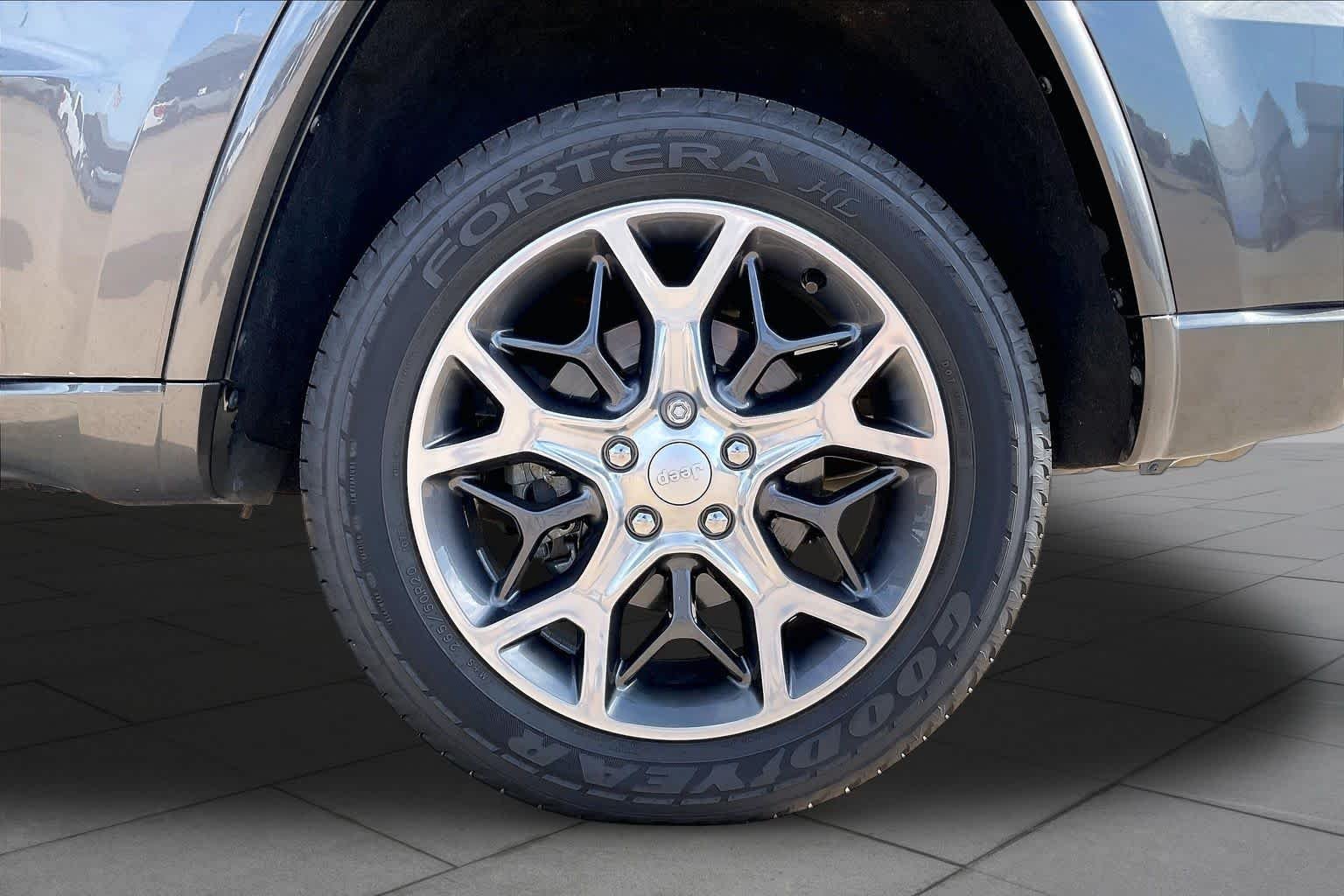 Used 2020 Granite Crystal Metallic Clearcoat Jeep Overland image 10
