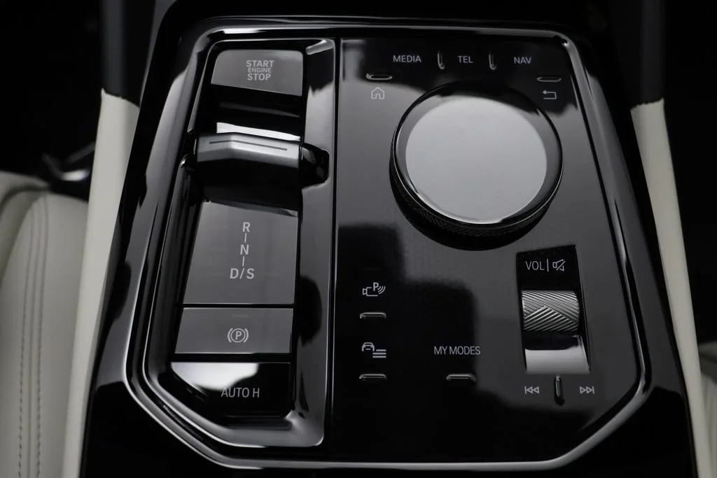 New 2027 CARBON BLACK BMW 530i xDrive image 13