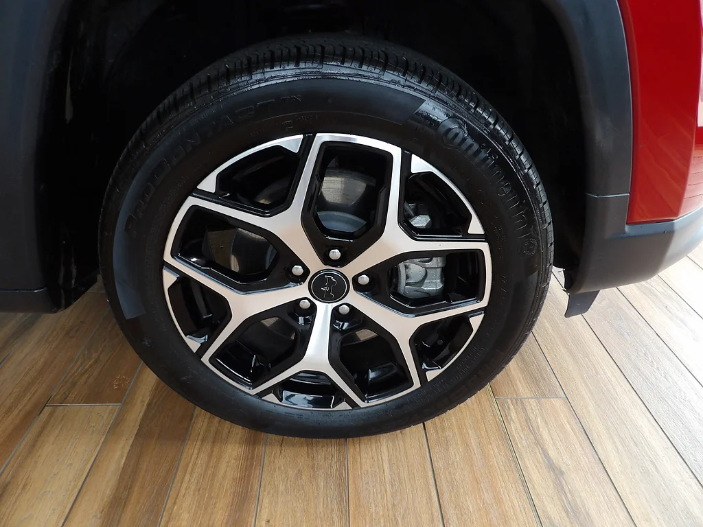 Used 2025 Red Hot Pearl Coat Jeep Limited image 4