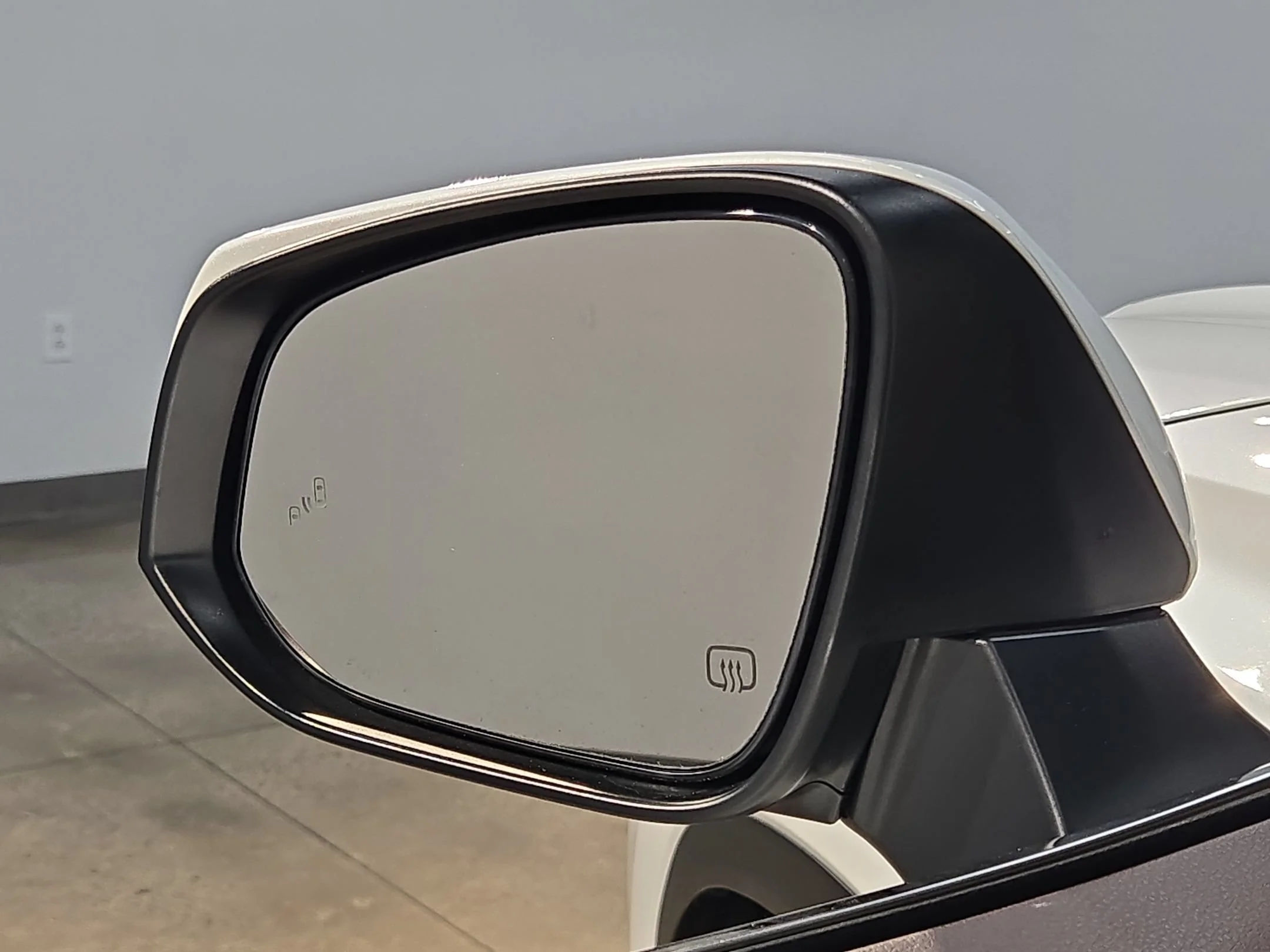 Used 2022 Wind Chill Pearl Toyota XLE image 22