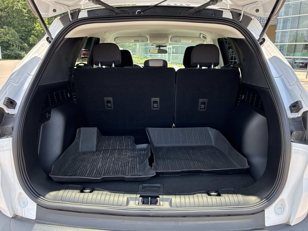Used 2022 White Ford SE image 13