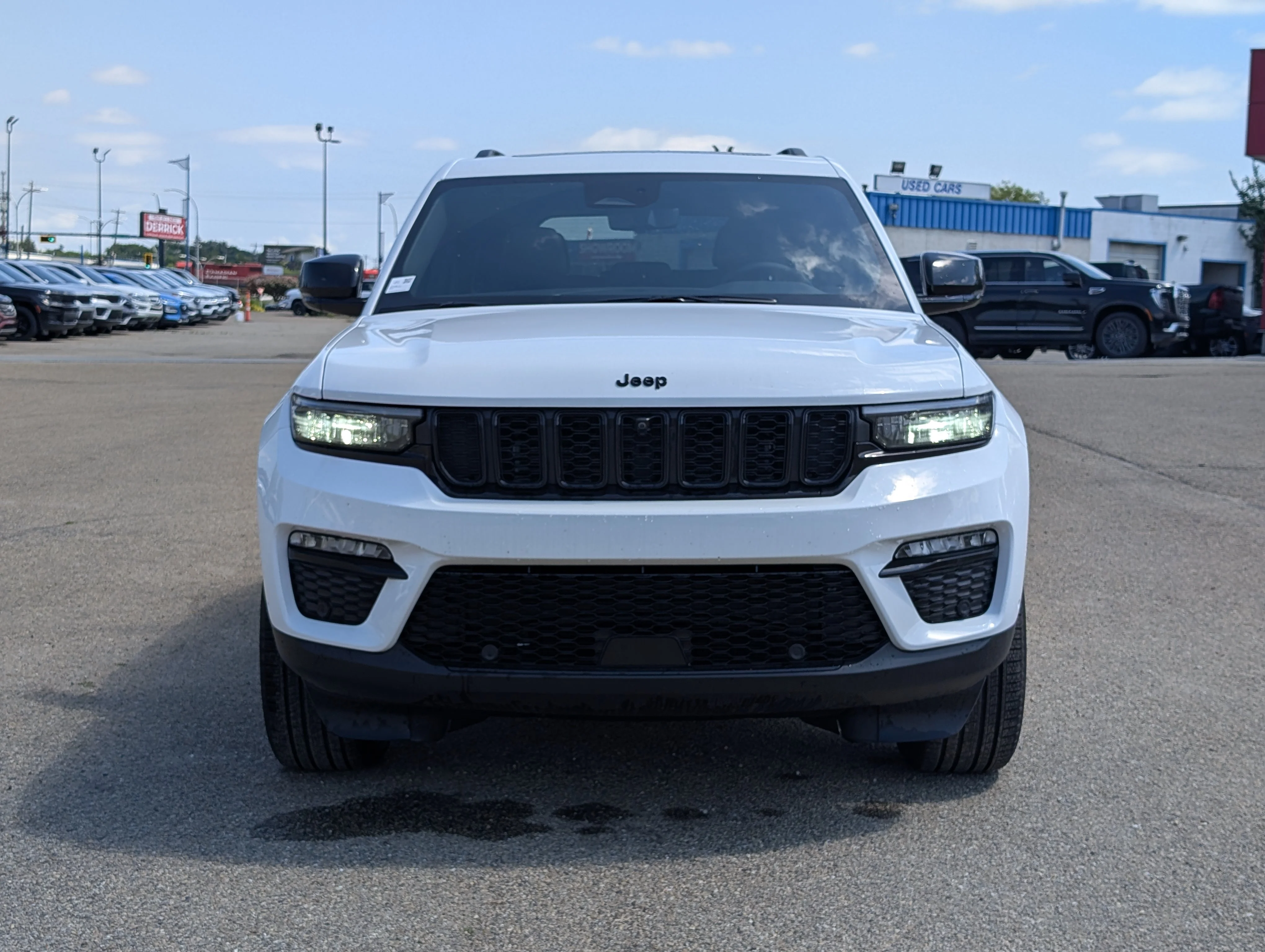 New 2025 Bright White Jeep Limited image 10