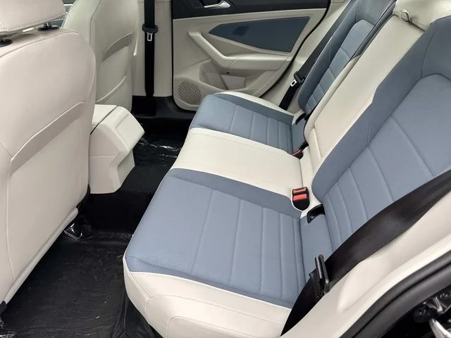 2025 Volkswagen Jetta SE - Photo 11