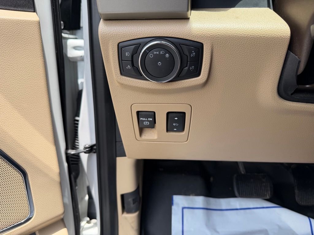 Used 2020  Ford Lariat image 28
