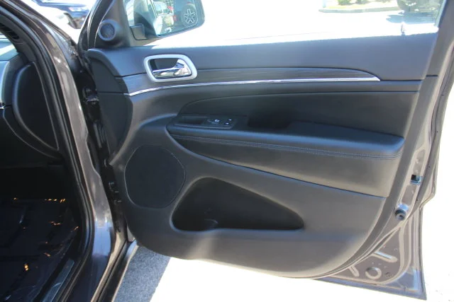 Used 2020 Gray Jeep Limited image 32