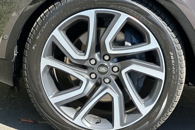 Certified Used 2025 Gray Land Rover Dynamic SE image 24