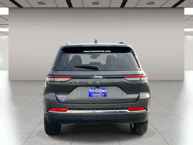 Used 2025 Gray Jeep Laredo X image 4