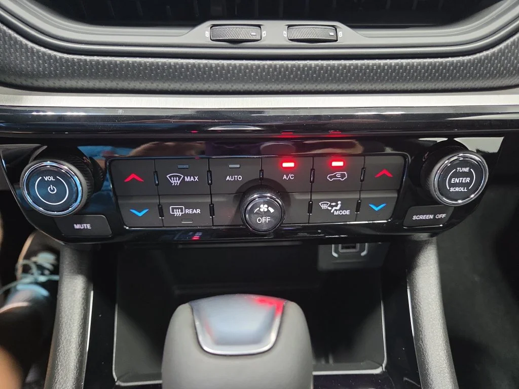 New 2026 Bright White Clear-Coat Exterior Paint Jeep Trailhawk image 30