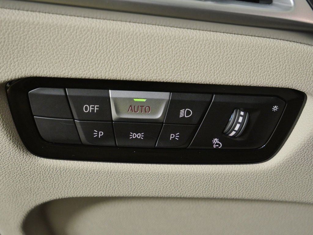 New 2026 Black Sapphire Metallic BMW 330i xDrive image 38