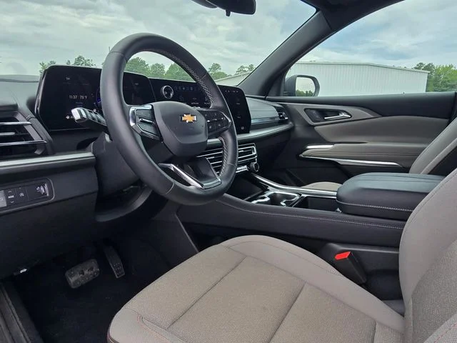Used 2025 White Chevrolet LT image 25