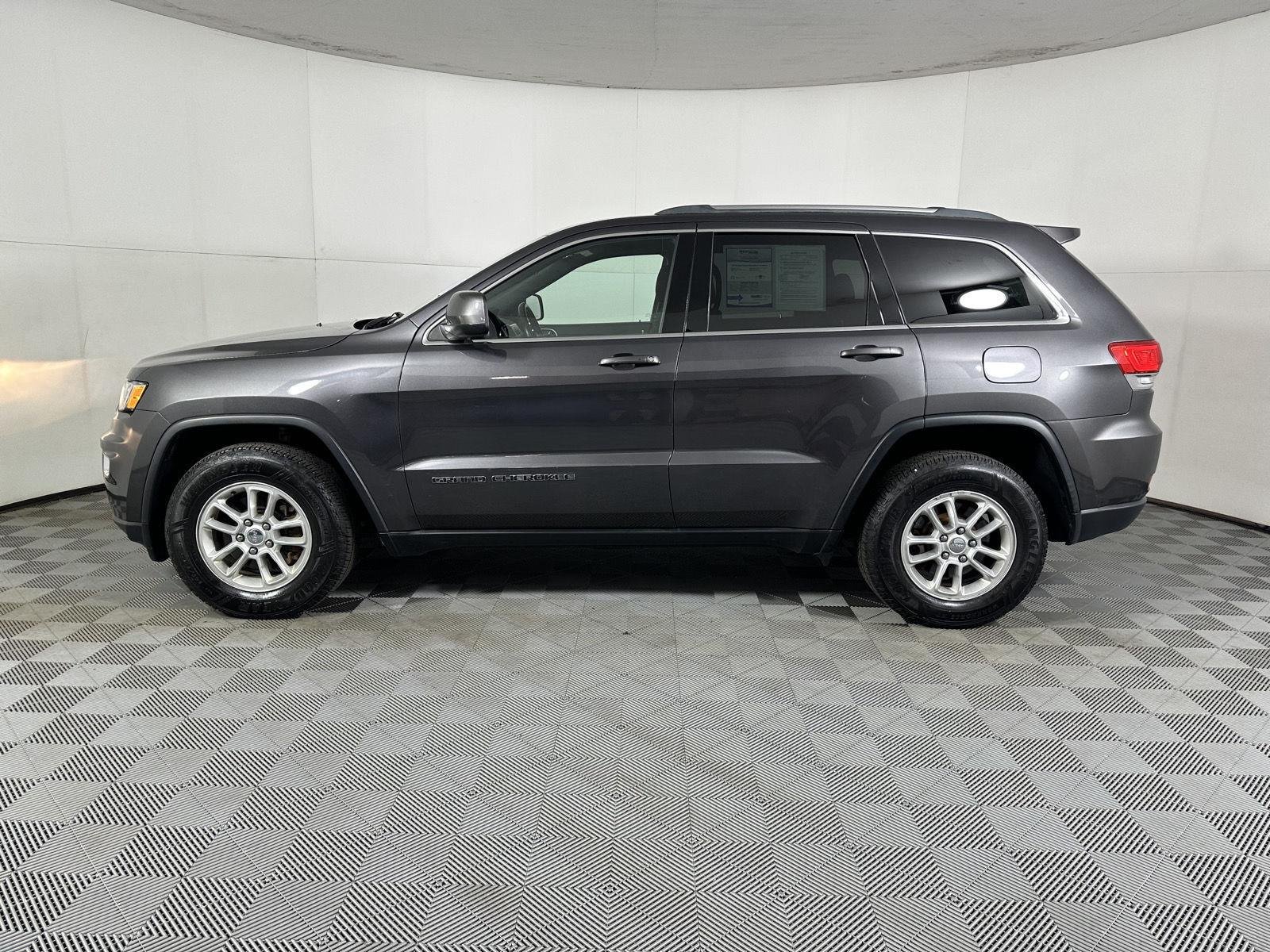 Used 2018 Granite Crystal Metallic Clearcoat Jeep Laredo E image 14