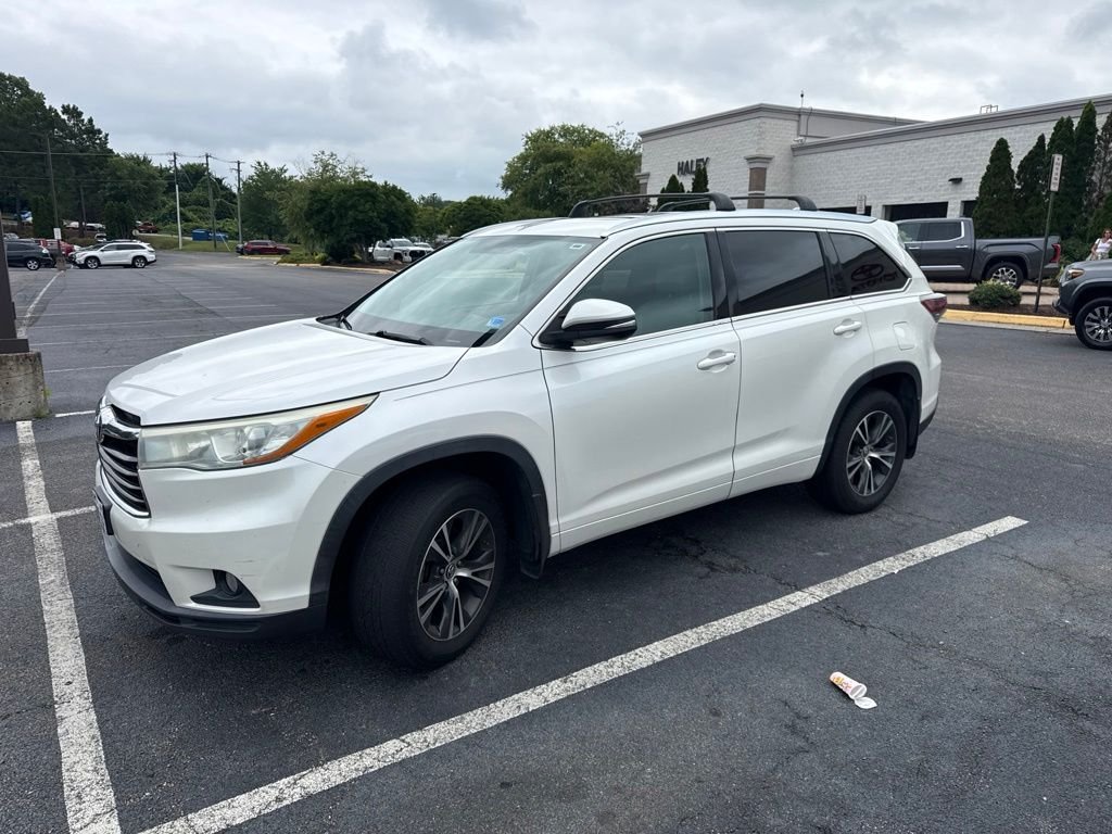 Used 2016 White Toyota XLE V6 image 4