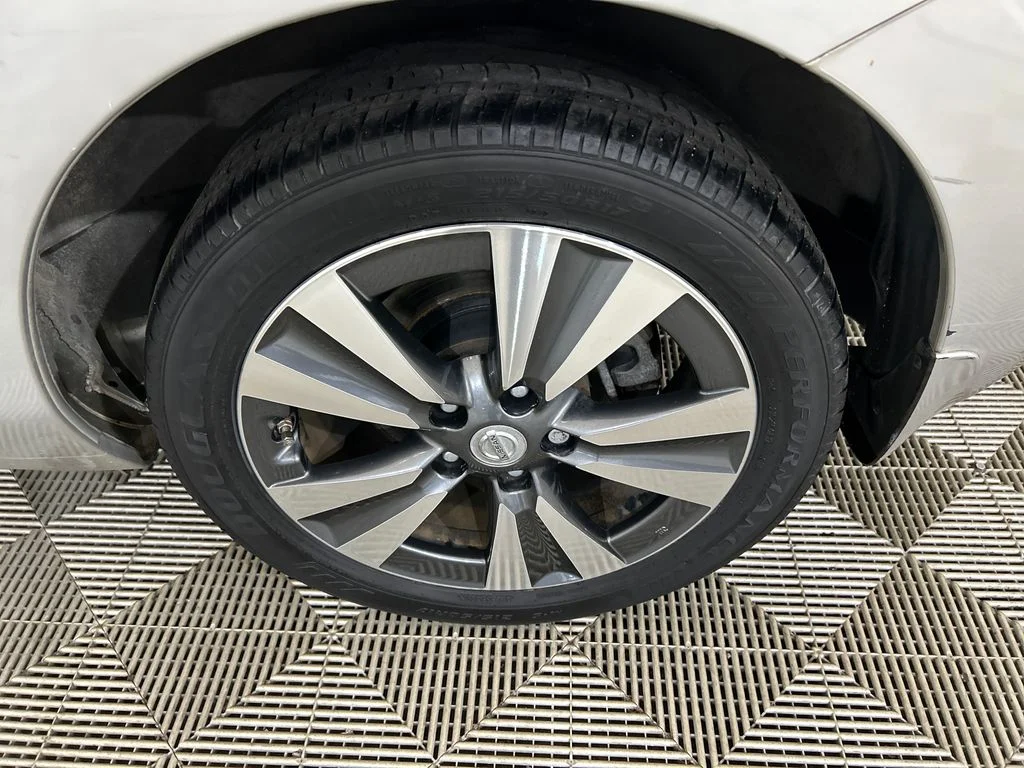 Used 2015 Silver Nissan SV image 10
