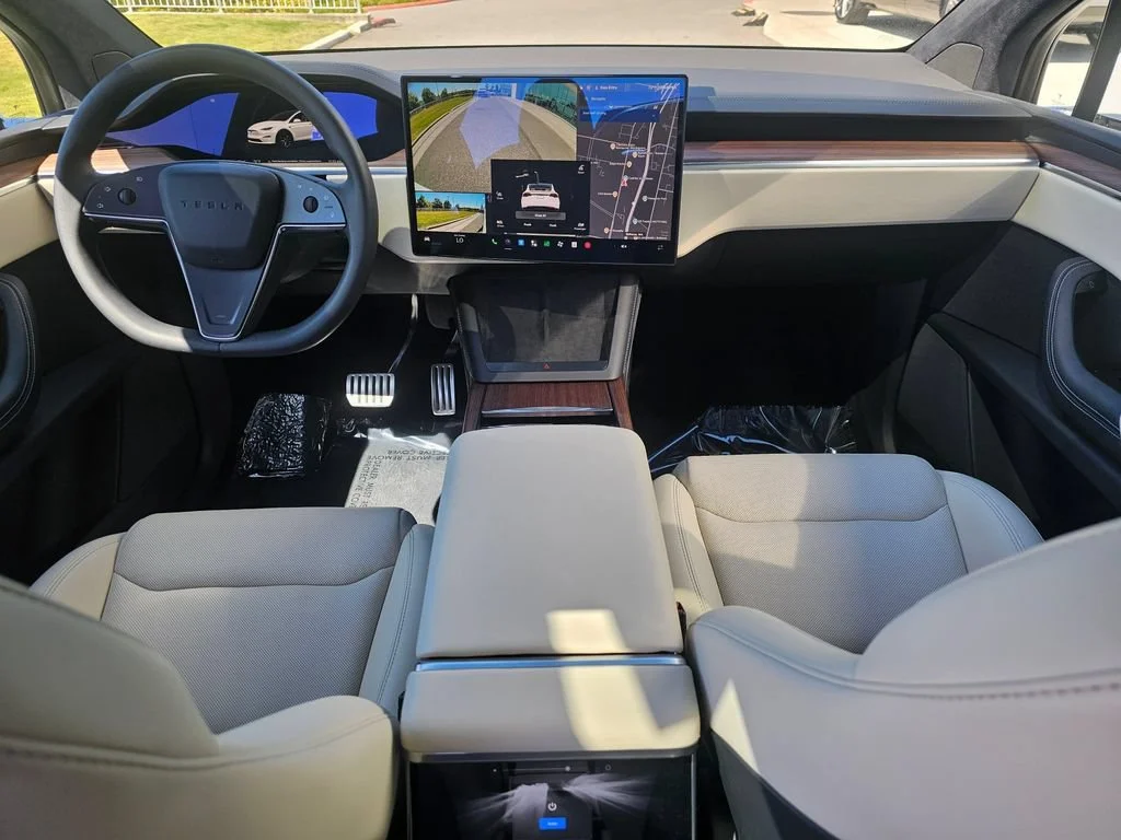 Used 2024  Tesla AWD image 18