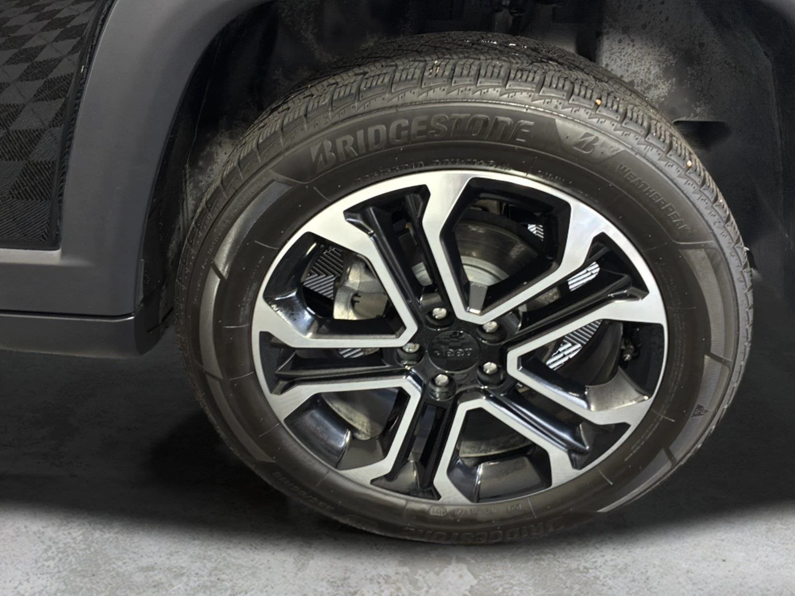 Used 2023 Diamond Black Crystal Pearlcoat Jeep Limited image 9
