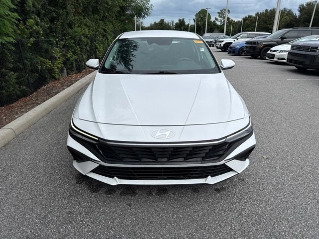 Used 2025 White Hyundai SE image 7