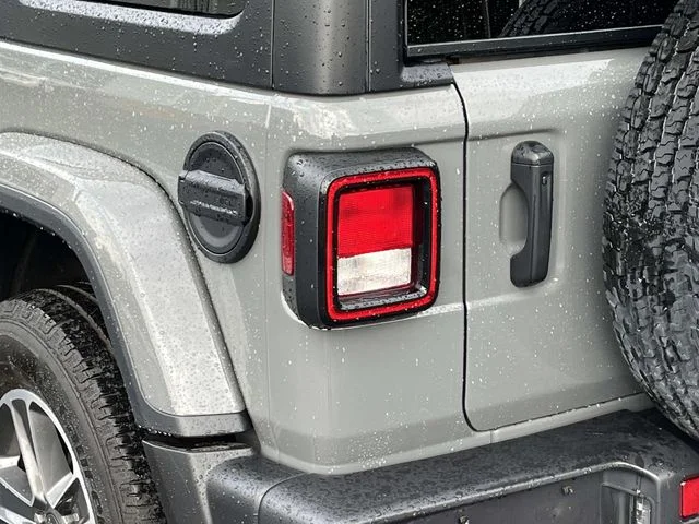 Used 2023 Gray Jeep Sahara image 5