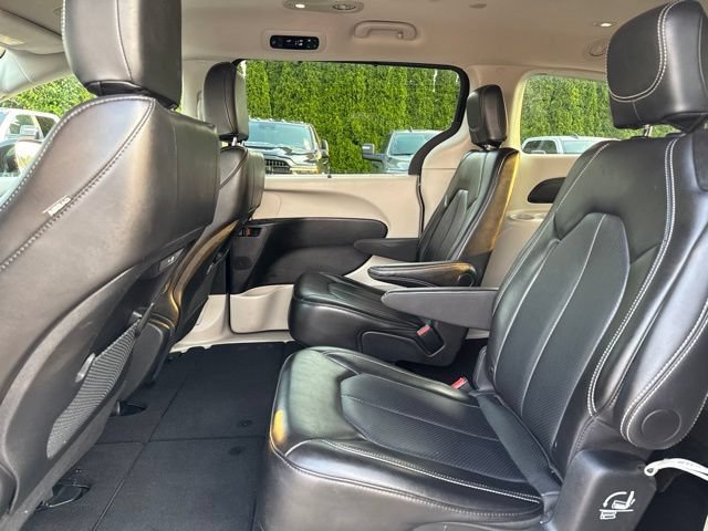 Used 2024 Diamond Black Crystal Pearlcoat Chrysler Touring L image 17