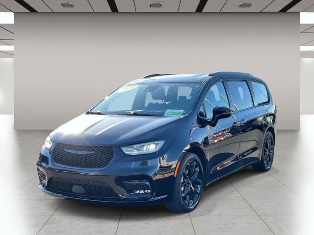 Used 2025 Black Chrysler Limited image 8