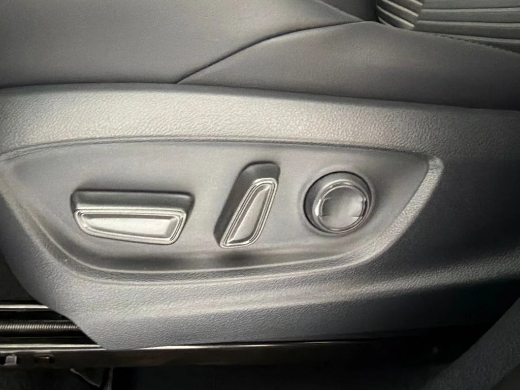 New 2026 Wind Chill Pearl <sup>1</sup> Toyota  XSE image 7
