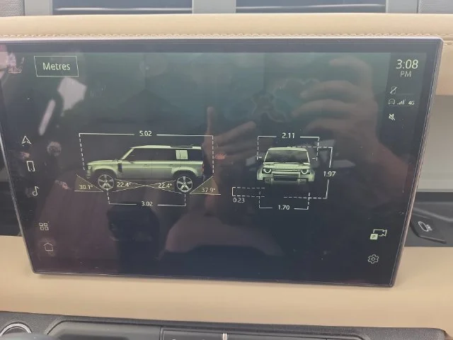 Used 2022 White Land Rover SE image 37