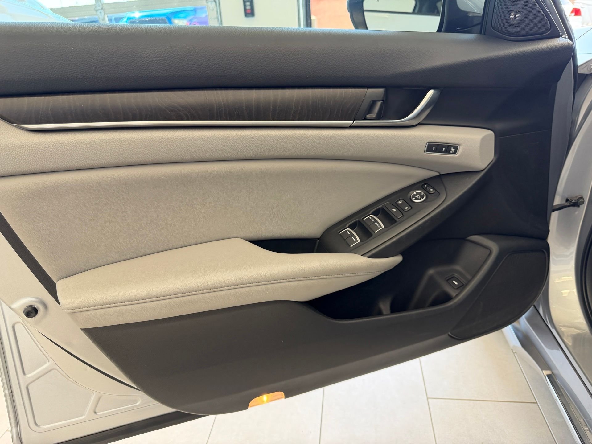 Used 2018 Silver Honda Touring image 29