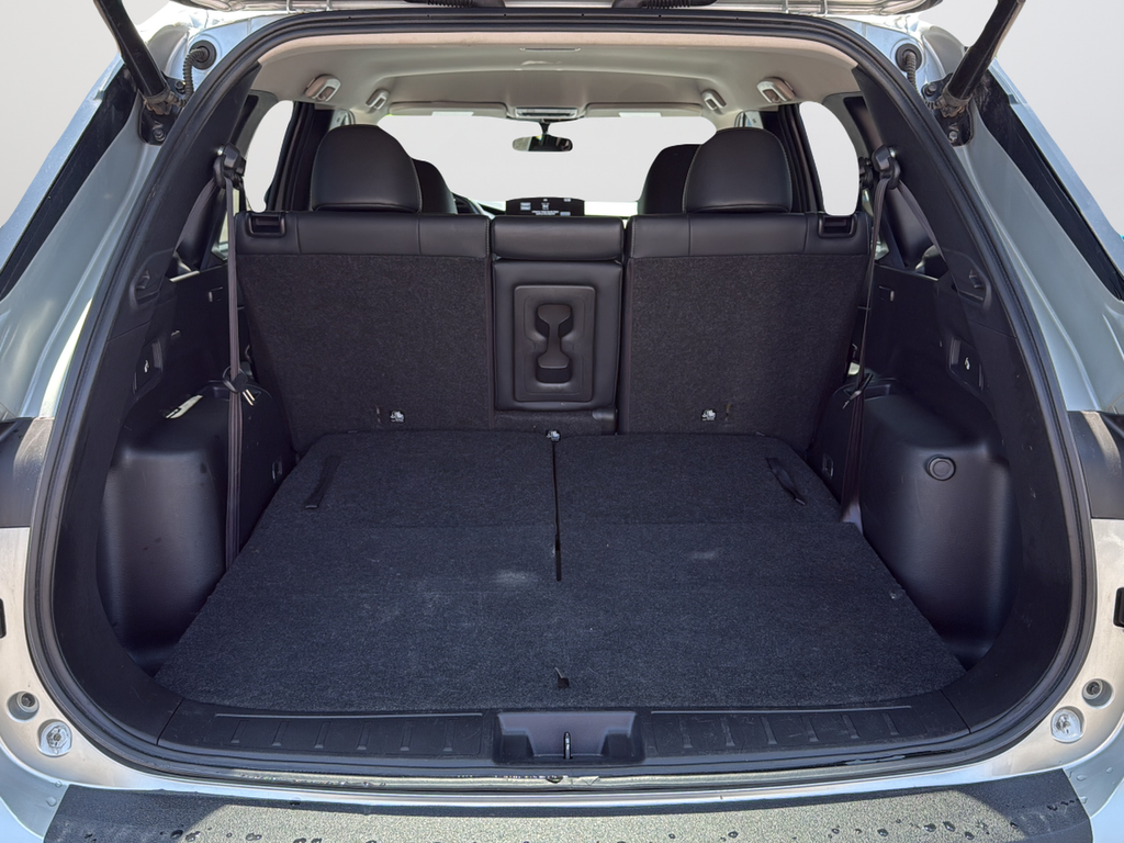 Used 2024 Silver Mitsubishi SE image 27