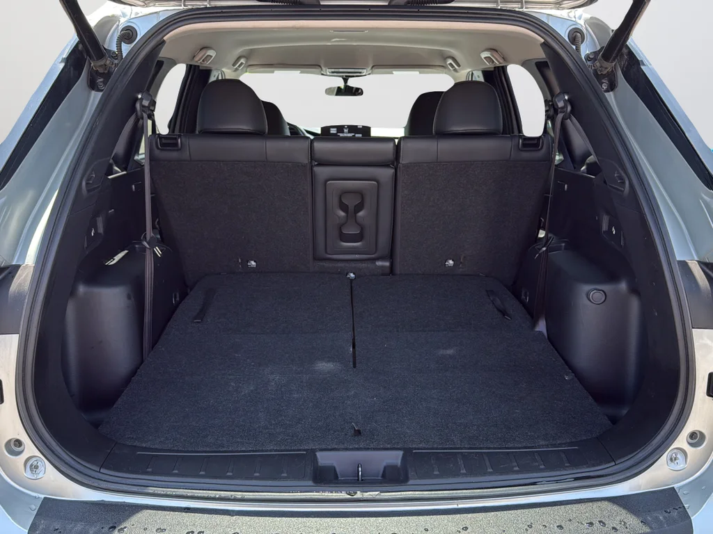 Used 2024 Silver Mitsubishi SE image 27