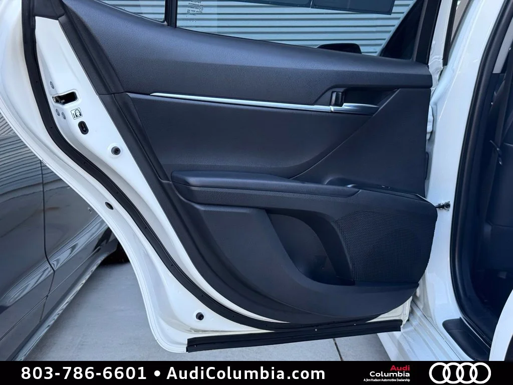 Used 2018 White Toyota SE image 21