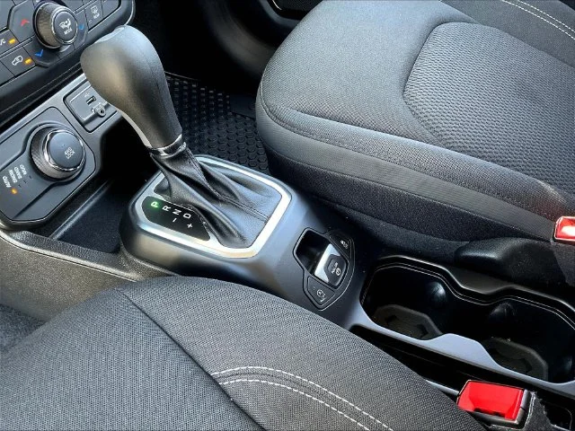 Used 2023 White Jeep Altitude image 19