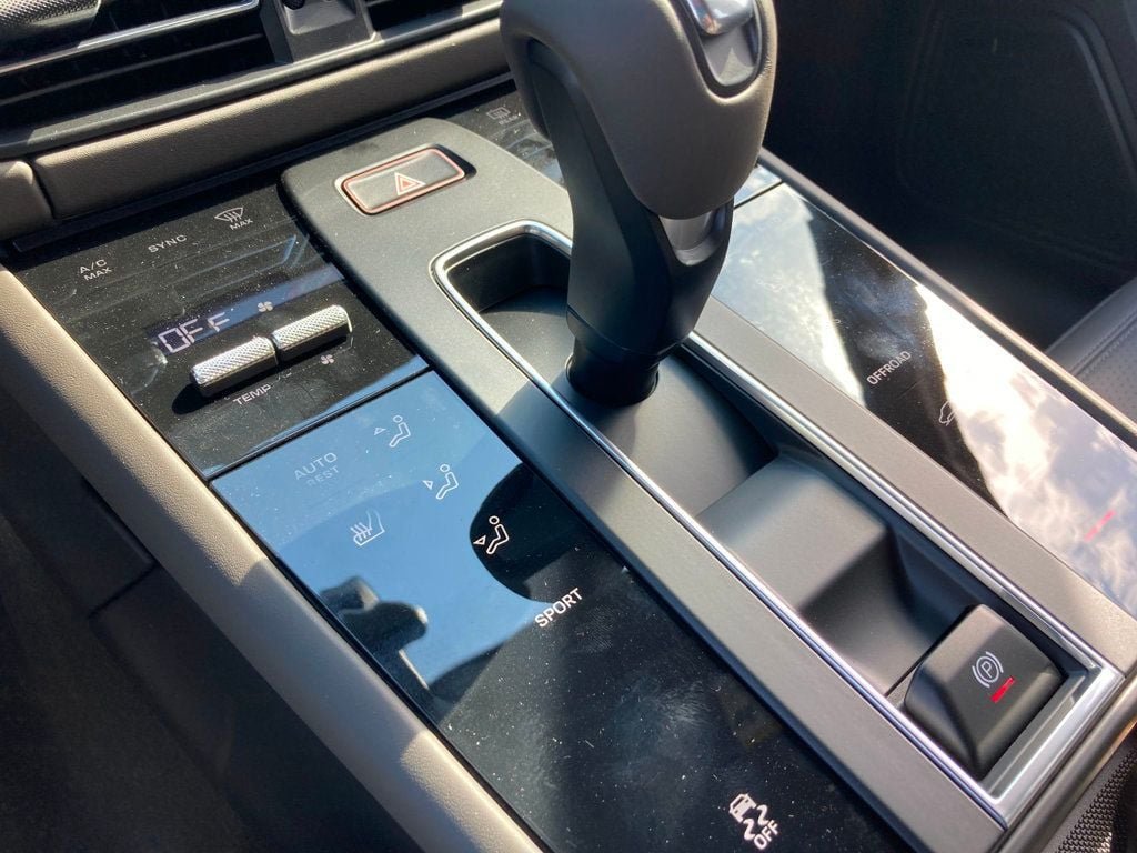 2025 Porsche Macan - Photo 19
