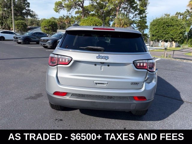Used 2018 Silver Jeep Latitude image 5