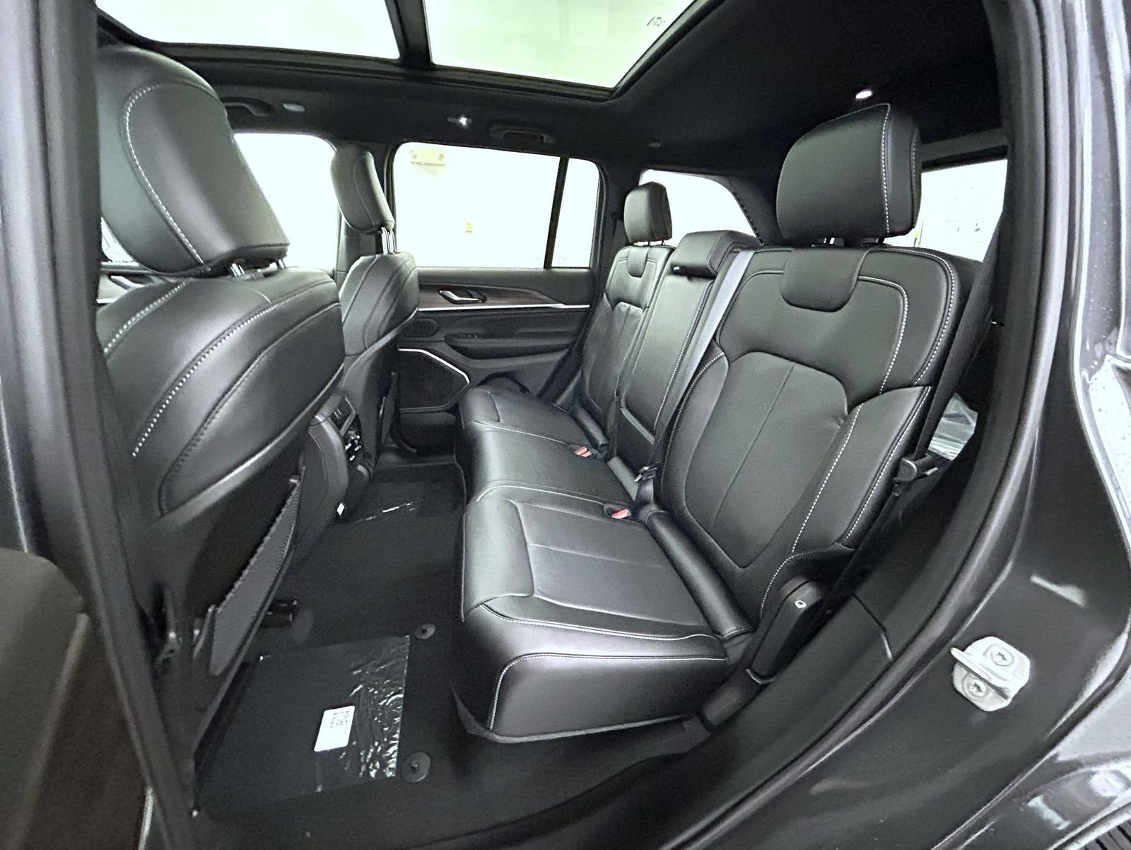 New 2026 Baltic Gray Metallic Clear-Coat Exterior Paint Jeep Limited Reserve image 19