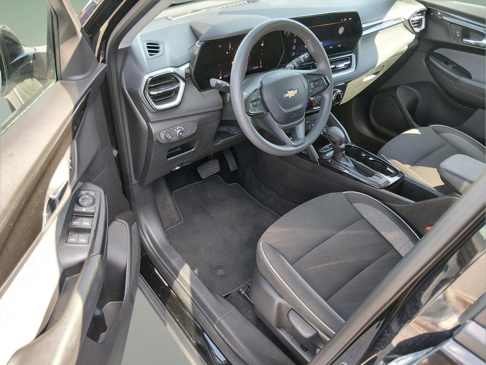 Used 2025 Mosaic Black Metallic Chevrolet LT image 15