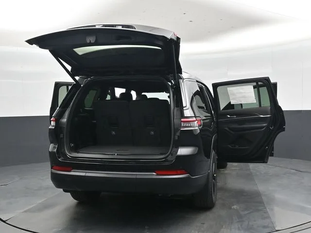 New 2026 Diamond Black Crystal Pearl-Coat Exterior Paint Jeep Altitude image 52