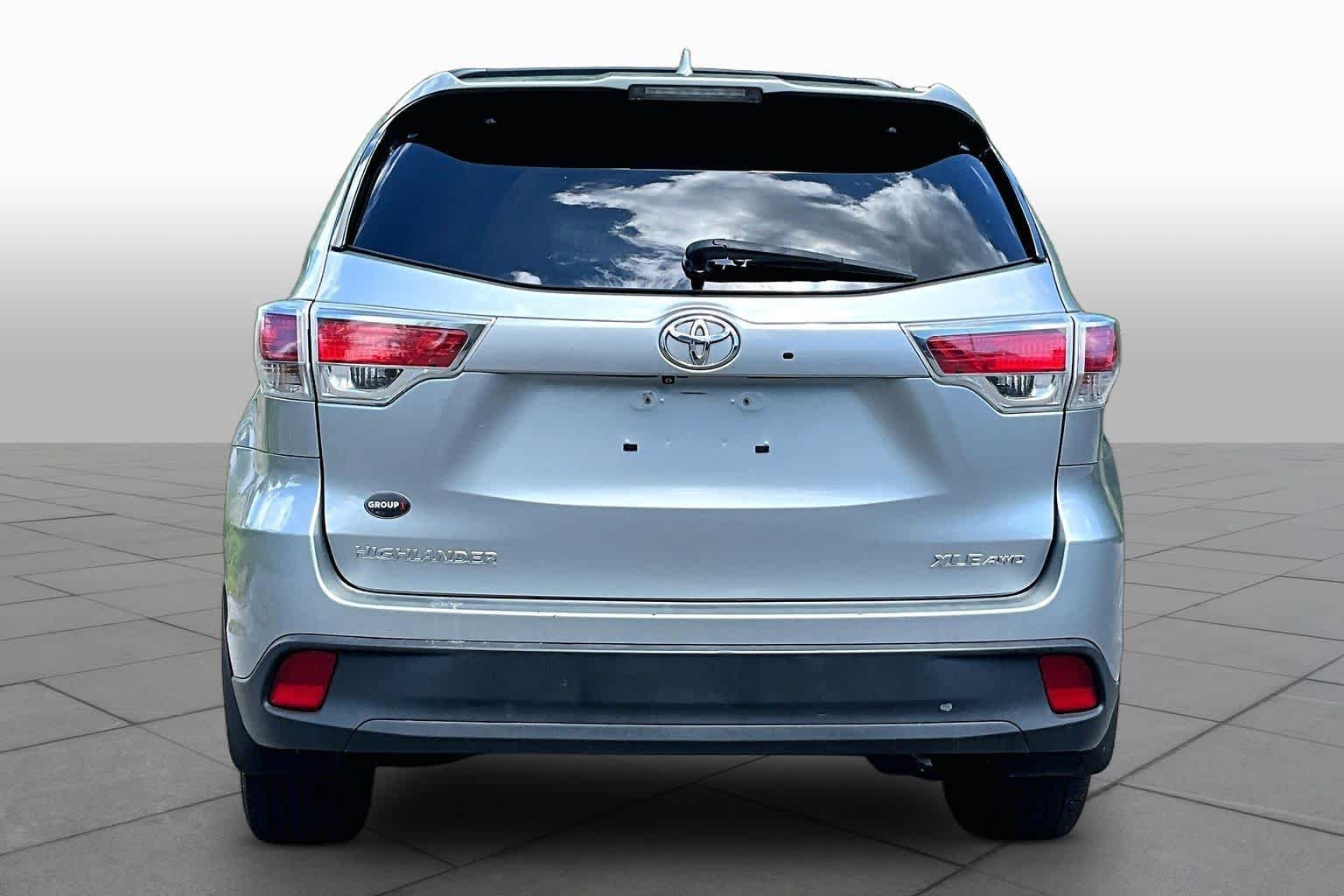 Used 2015 Silver Sky Metallic Toyota XLE image 5