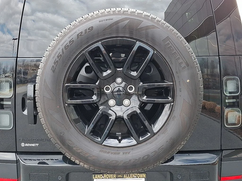 Certified Used 2026 Santorini Black Metallic Land Rover s image 28