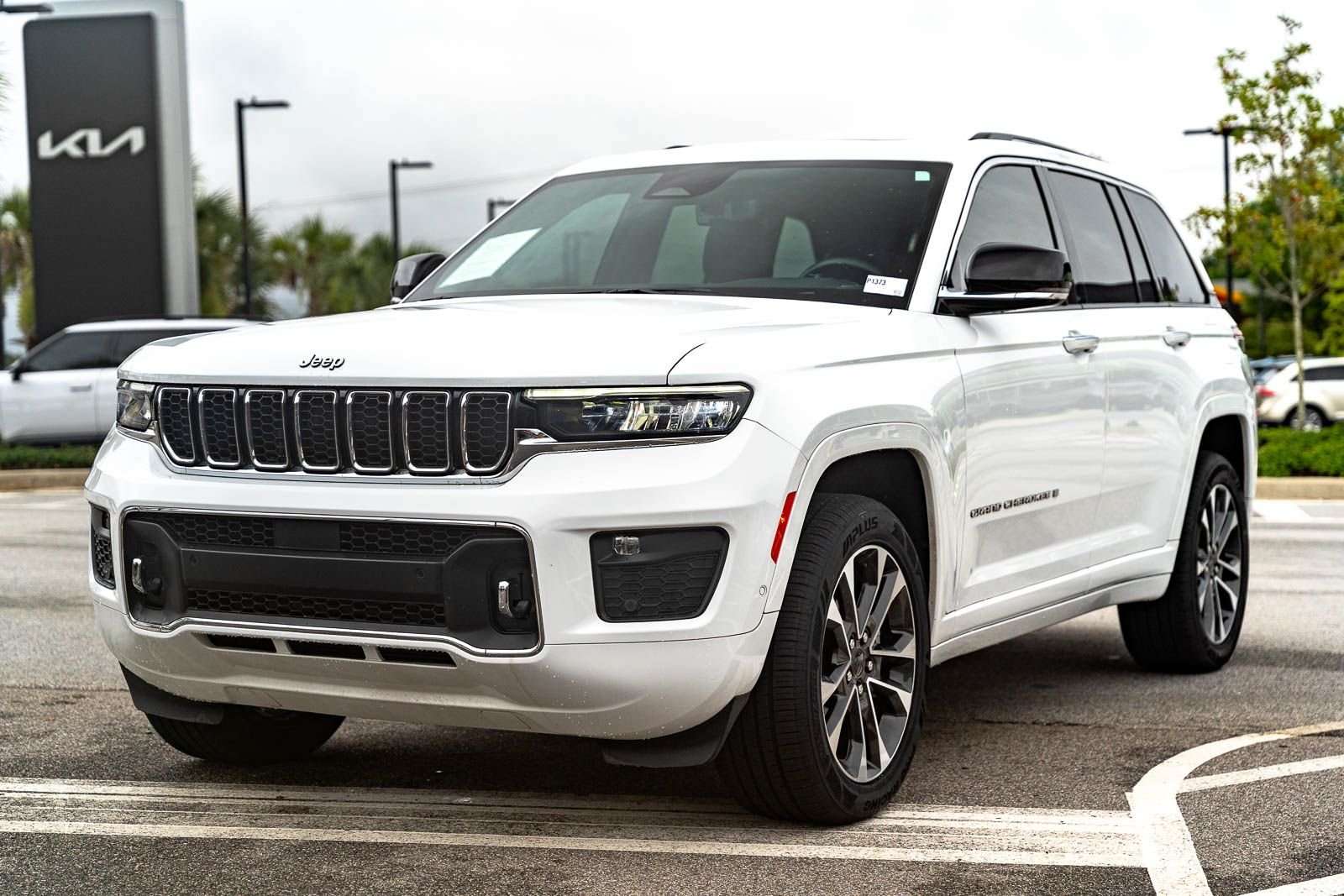 Used 2022 White Jeep Overland image 4