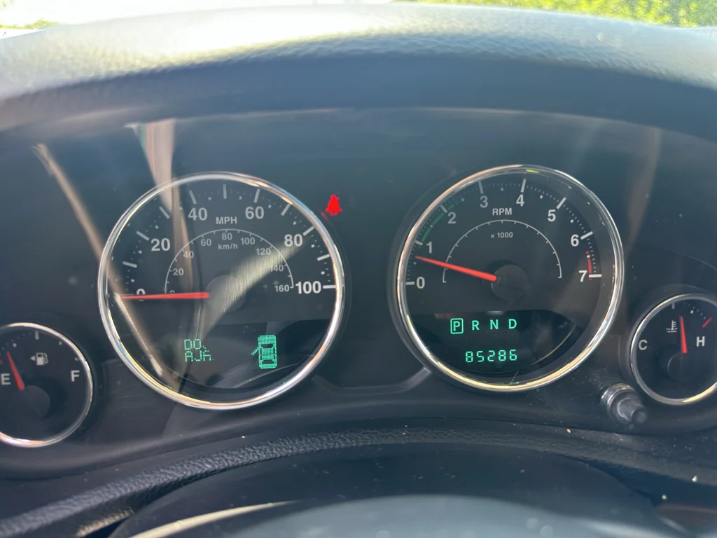 Used 2014 Bright White Clearcoat Jeep Sahara image 26