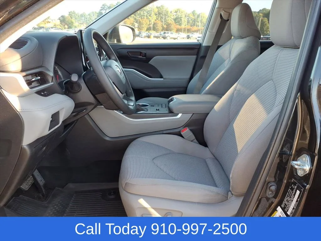 Used 2022 Black Toyota L image 9