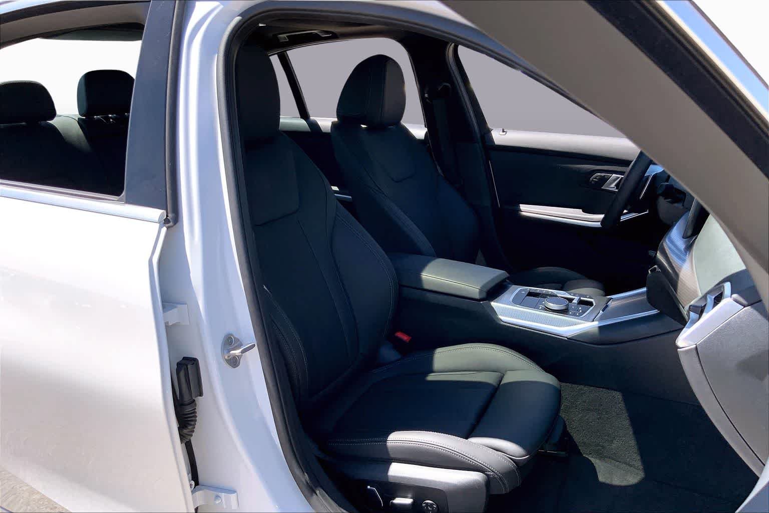 2025 BMW 3 Series 330i - Photo 9