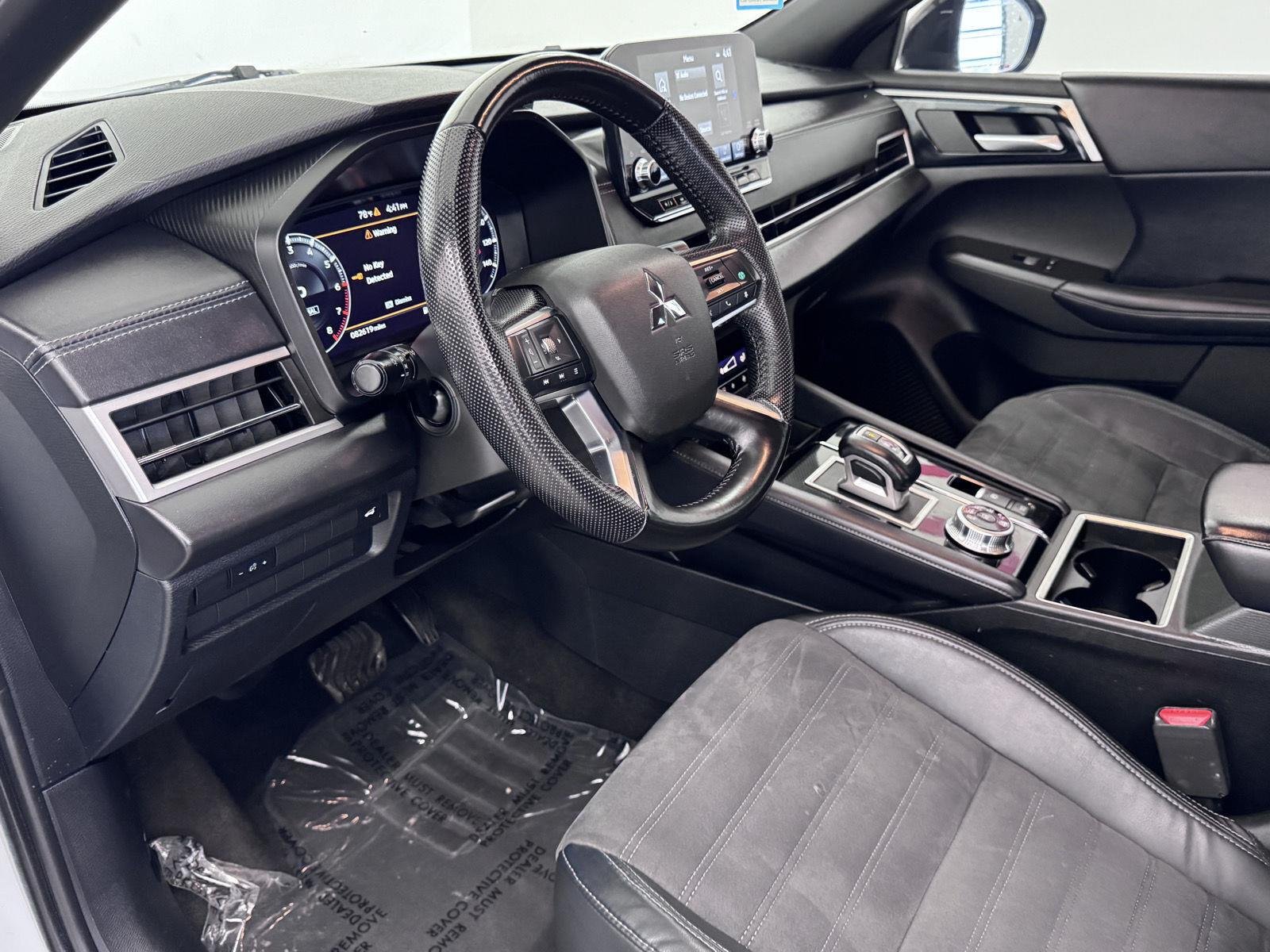 Used 2023 White Diamond Mitsubishi SE Black Edition image 18