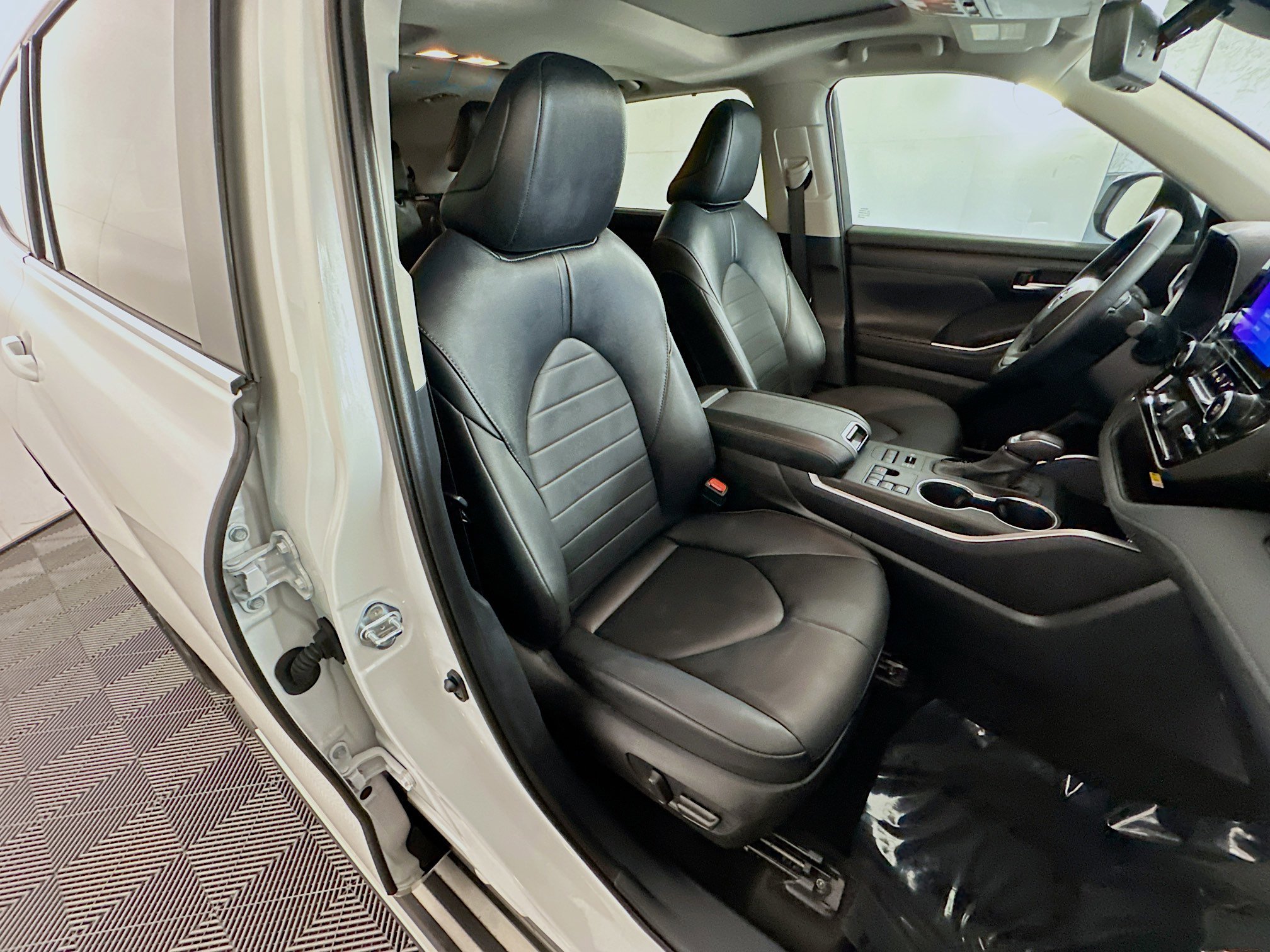 Certified Used 2025 Pearl Toyota XLE image 28