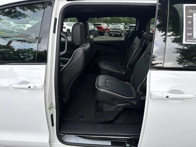 Used 2024 White Chrysler Limited image 20