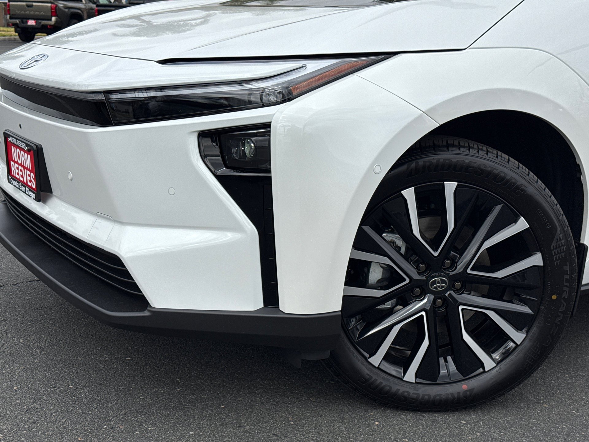 New 2026 Wind Chill Pearl with Midnight Black Metallic roof <sup>1</sup> Toyota  Limited image 3