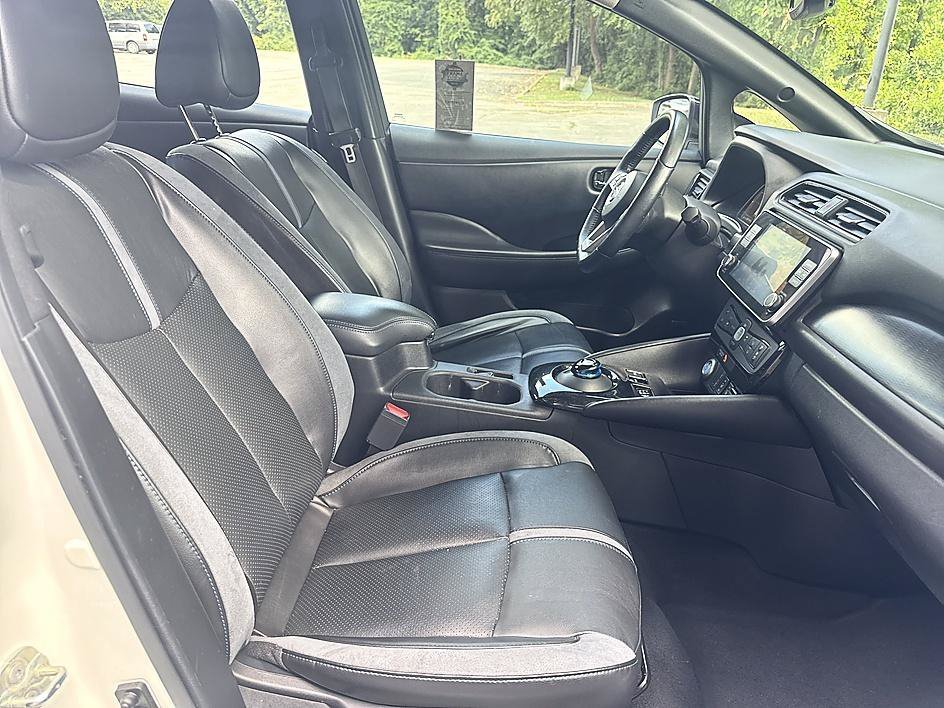 Used 2022 Super Black/Pearl White Nissan SL PLUS image 19