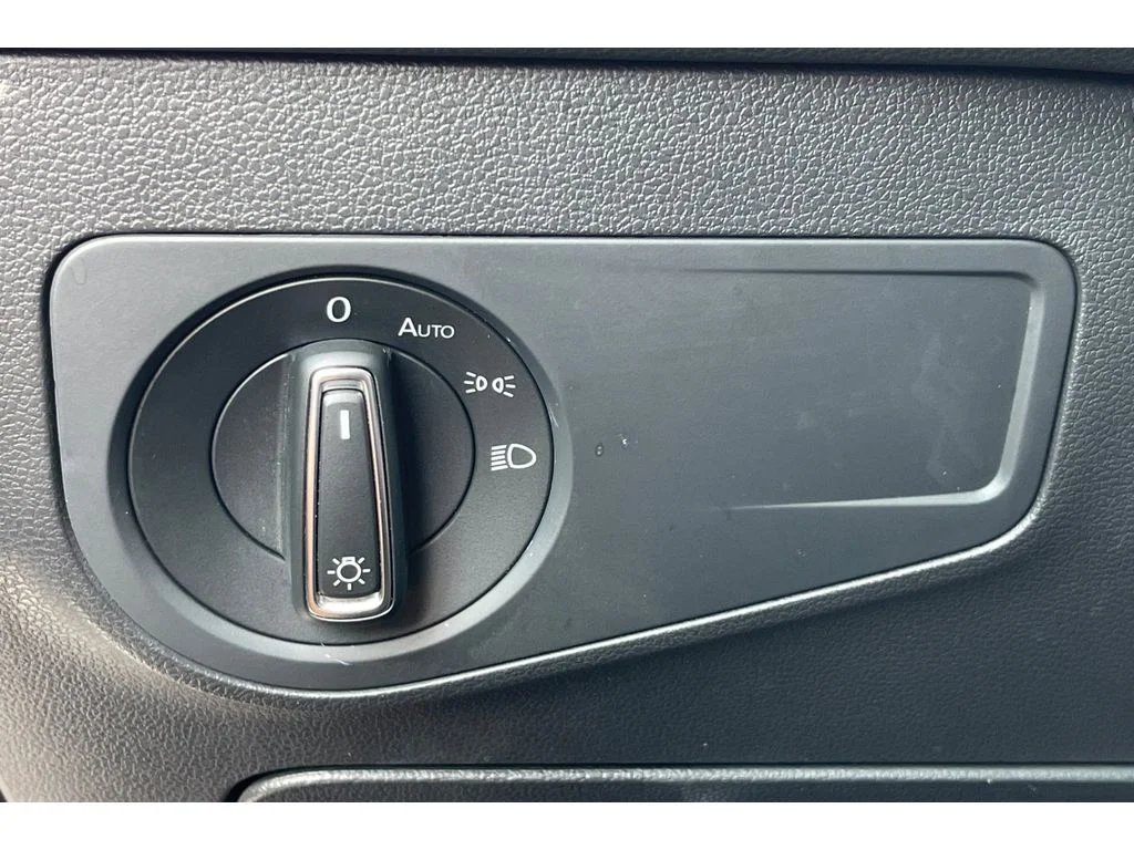 Used 2019 Platinum Gray Metallic Volkswagen SE image 40