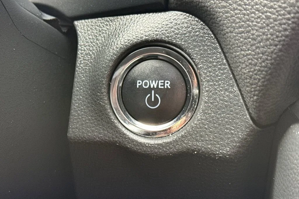 2025 Toyota RAV4 XLE - Photo 22