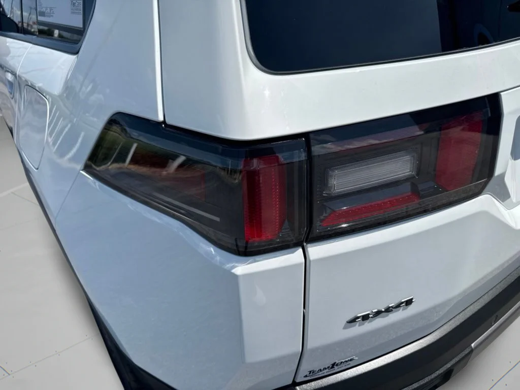 New 2026 Bright White Clear-Coat Exterior Paint Jeep Limited image 32